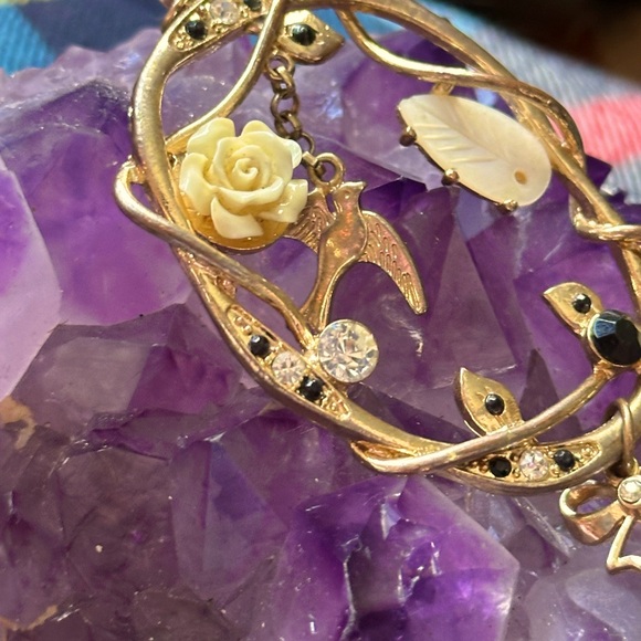 ⭐️ BROOCH, Whimsigoth, Gold-tone w/Ivory w/ Black & White Crystals & Charms 🌹❤️💫 - Picture 8 of 12